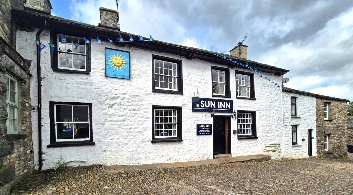 YORKSHIRE DALES - GRADE II LISTED PUBLIC HOUSE IN CHOCOLATE BOX LOCATION Photo 14