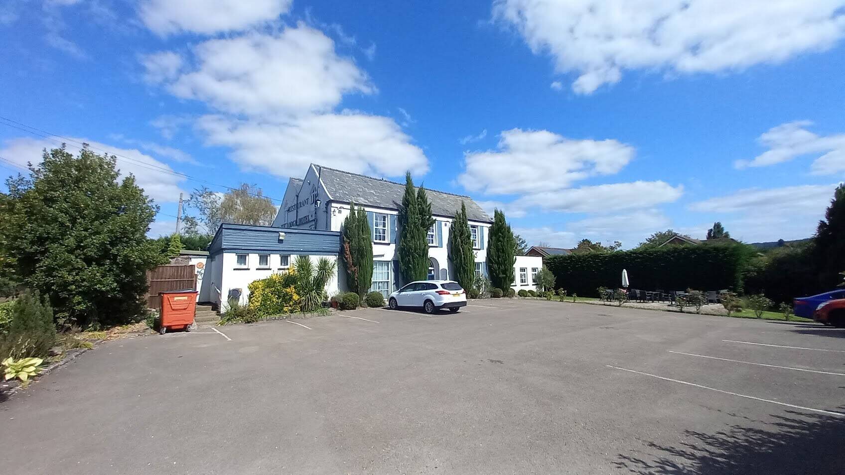 HEREFORDSHIRE - STRATEGICALLY LOCATED HOTEL