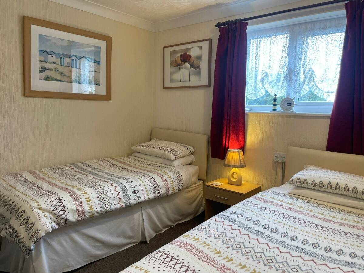 LINCOLNSHIRE COAST - 7 BEDROOM GUEST HOUSE CLOSE TO THE SEAFRONT