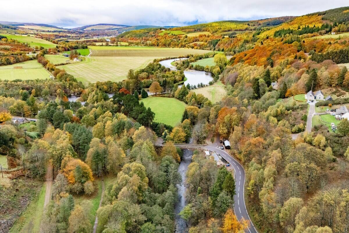 Outstanding Riverside Pub and Self Catering Cottage in the Heart of Malt Whisky Country (ref 1777) Photo 14