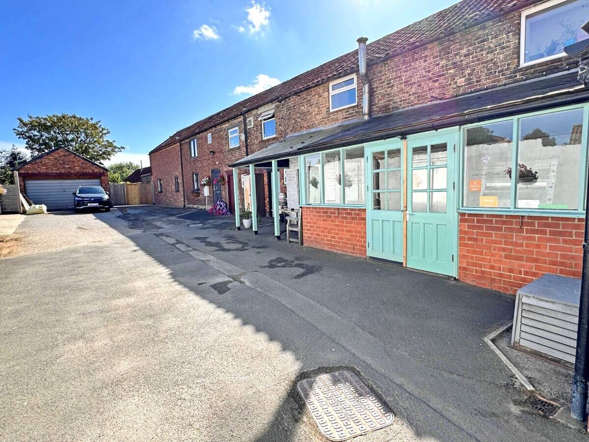 NORTH YORKSHIRE - VILLAGE PUB AND NEWLY BUILT 2 BEDROOM COTTAGE