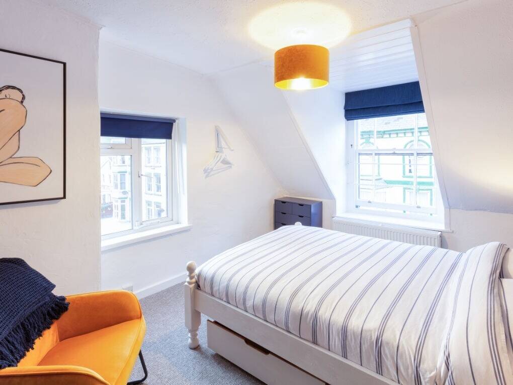 DEVON – INDEPEDENT TOWN CENTRE HOSTEL IN PICTURESQUE SEASIDE RESORT