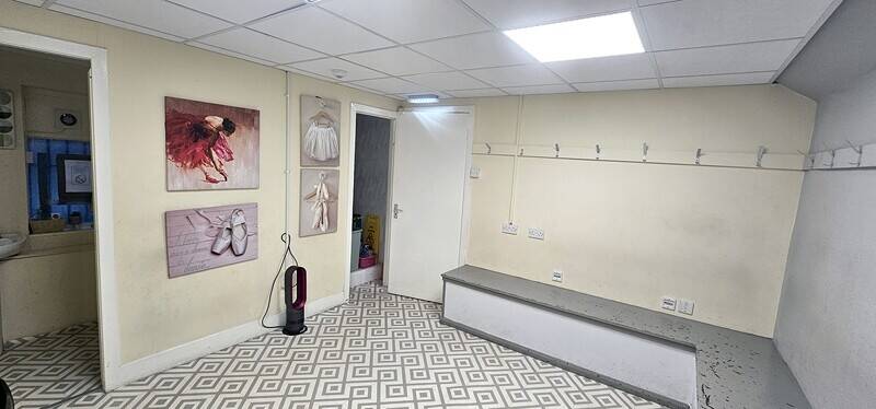 Substantial cafe premises with first floor dance studio within heart of Hamilton town centre Photo 14