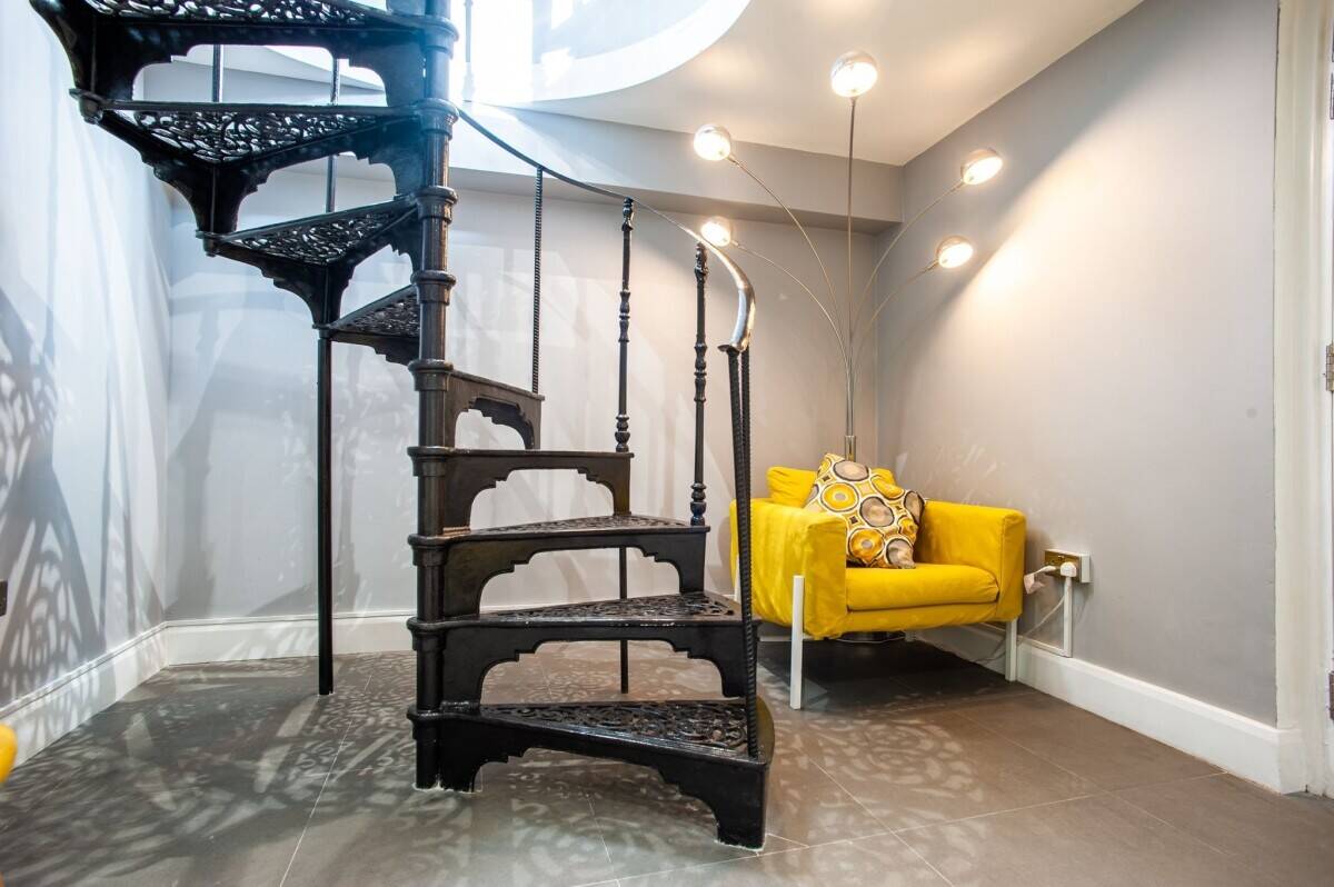 Salon Chairs to Rent located in central london Oxford circus Photo 13