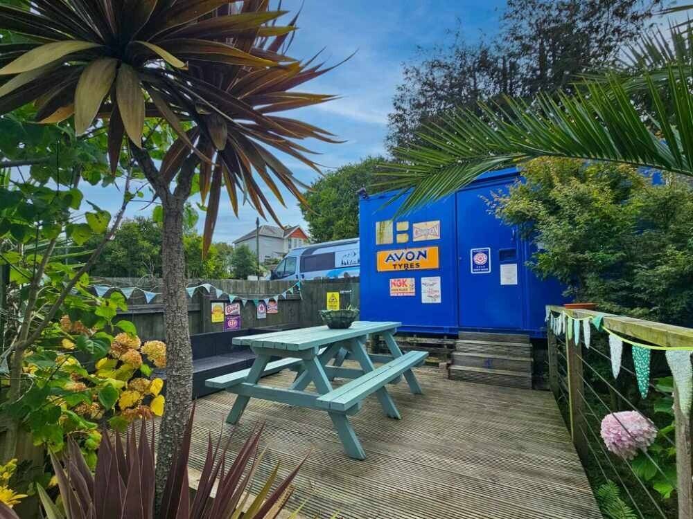 A Stunning Turn-Key Six-Bedroom Guest House Photo 14