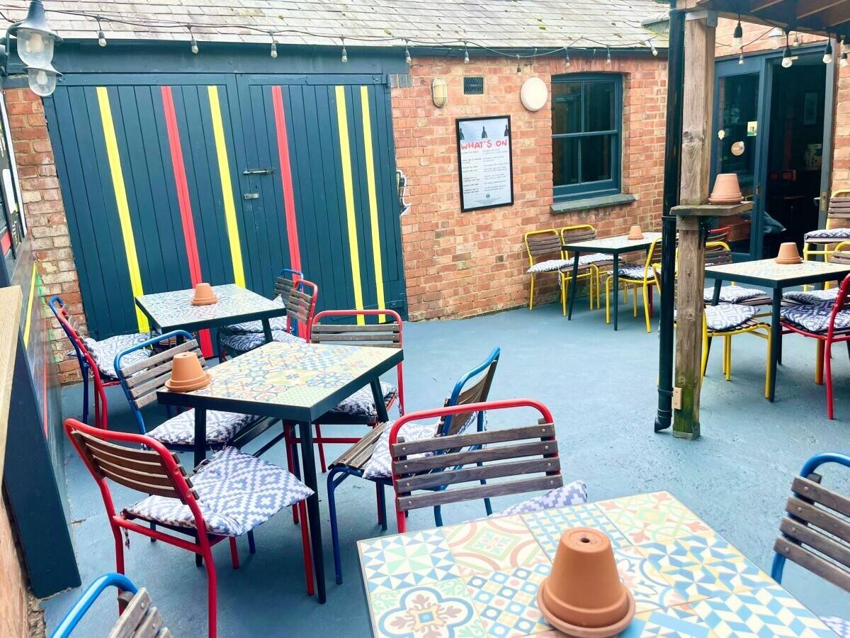 NORTHAMPTONSHIRE - THREE STOREY CHARACTER PUB AND RESTAURANT
