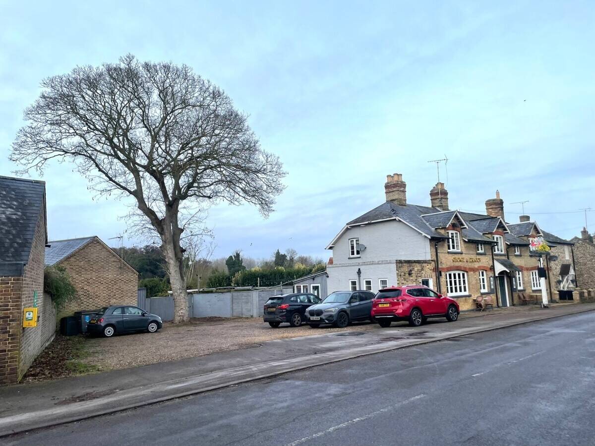 CAMBRIDGESHIRE - PUB & RESTAURANT WITH LARGE PLOT ADJACENT TO THE RIVER SNAIL