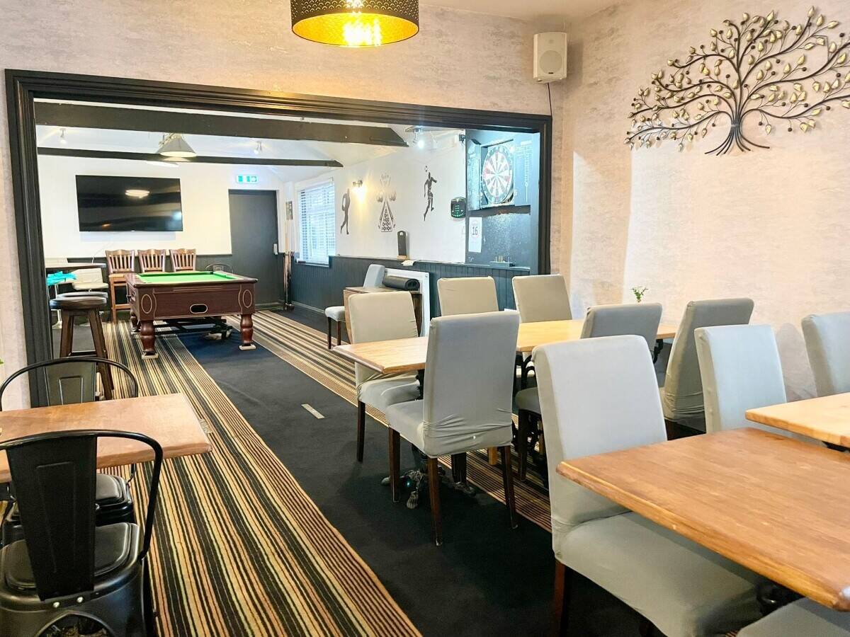 LINCOLNSHIRE - PUB AND RESTAURANT WITH 3 EN SUITE BEDROOMS AND LARGE CAR PARK