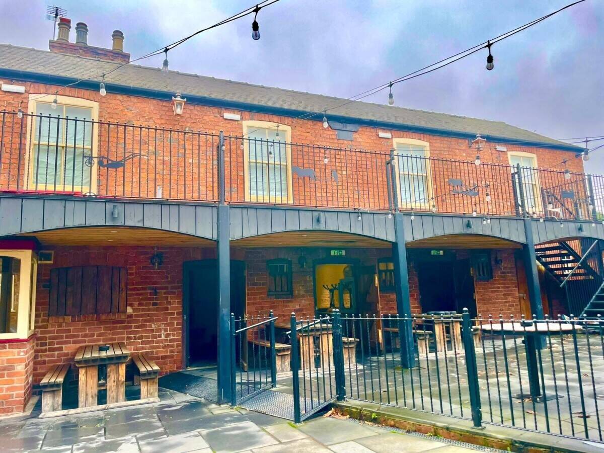 EAST YORKSHIRE - THREE BEDROOM PUB & RESTUARANT WITH THREE LETTING BEDROOMS