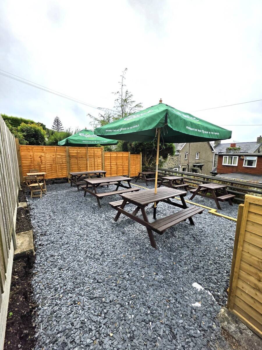 GWYNEDD - REFURBISHED PUBLIC HOUSE WITH EIGHT LETTING ROOMS