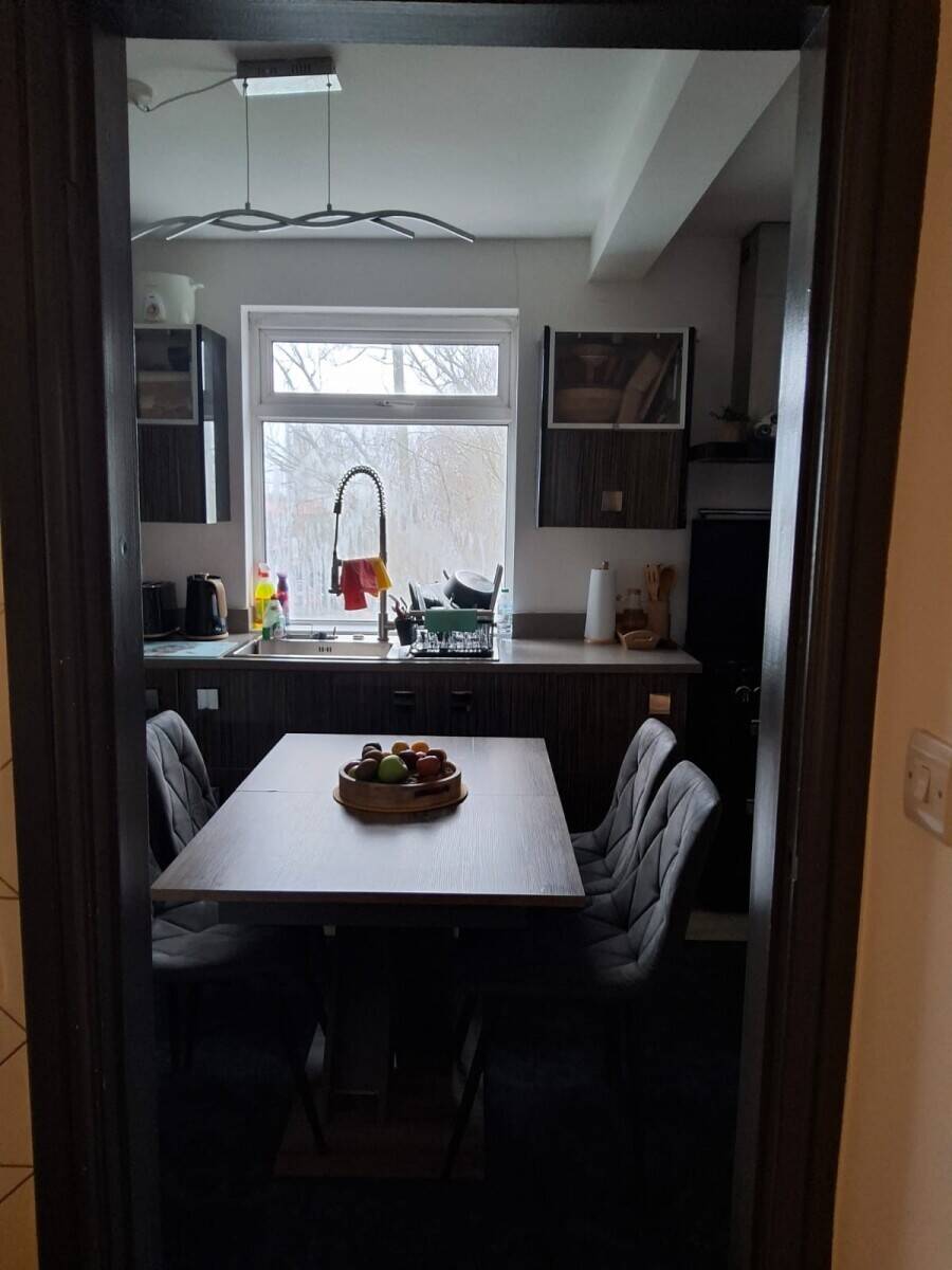Price Reduced – High Turnover Pizza Takeaway with 2-Bed Flat – £6,000 Weekly Sales – Now £79,995