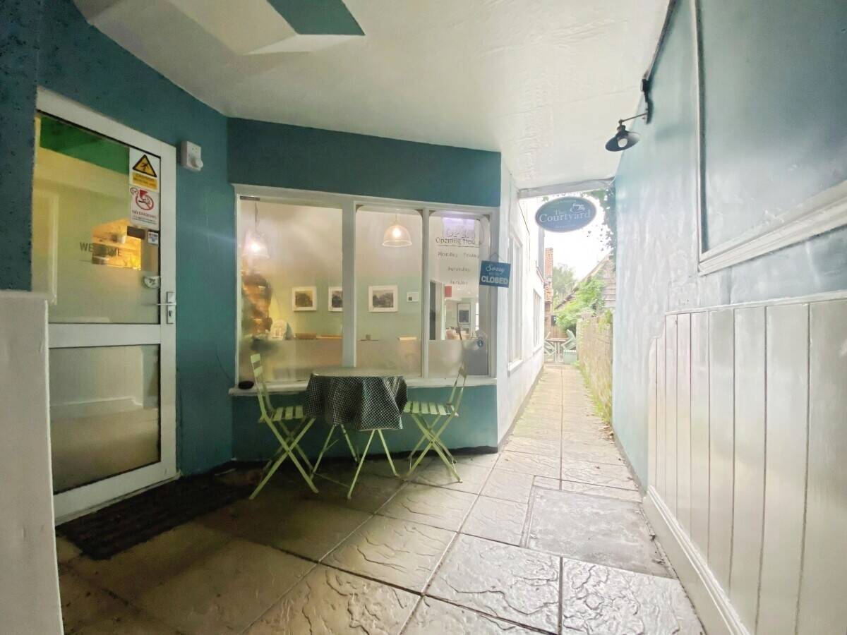 Café business For Sale – Indoor & Outdoor Seating – Low Rent – Alresford, Hampshire
