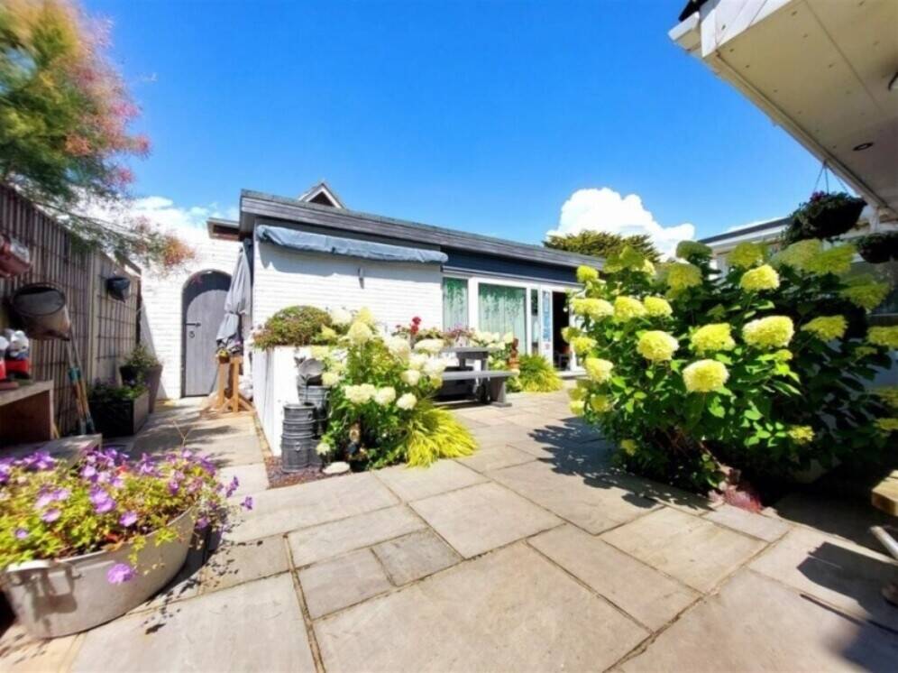 PRIVATE SWIM SCHOOL BUSINESS & EXTENSIVE FAMILY HOME - FOR SALE- SEVEN SISTERS, EAST SUSSEX Photo 14