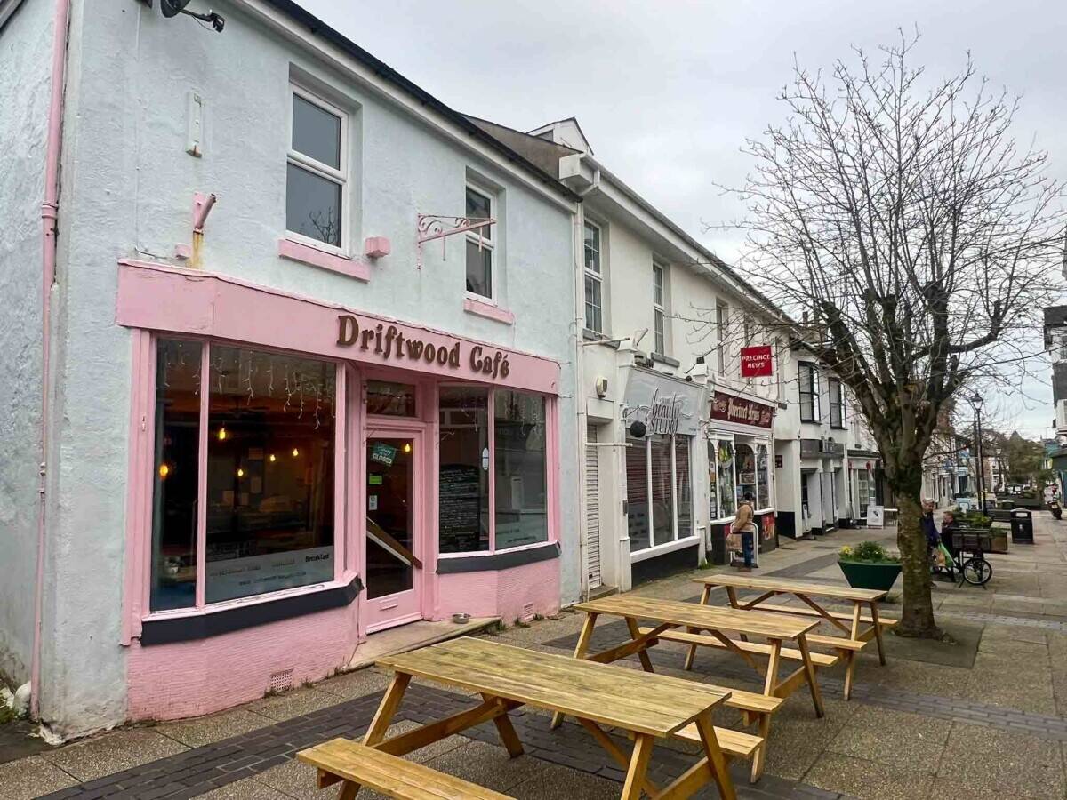 A successful Café with a 2 Bed Apartment Above in St Marychurch