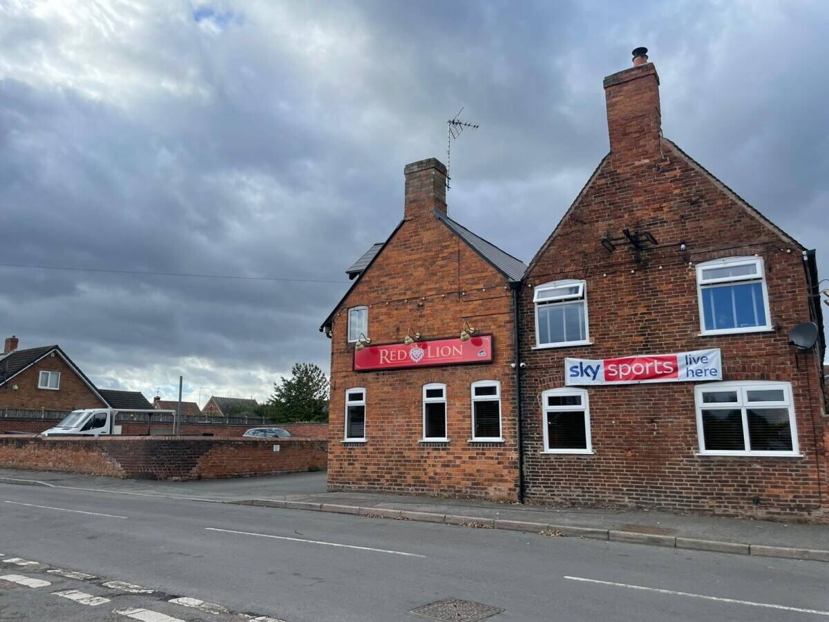 NOTTINGHAMSHIRE - FOUR BEDROOM, 100% WET-LED FREEHOUSE WITH CAR PARK