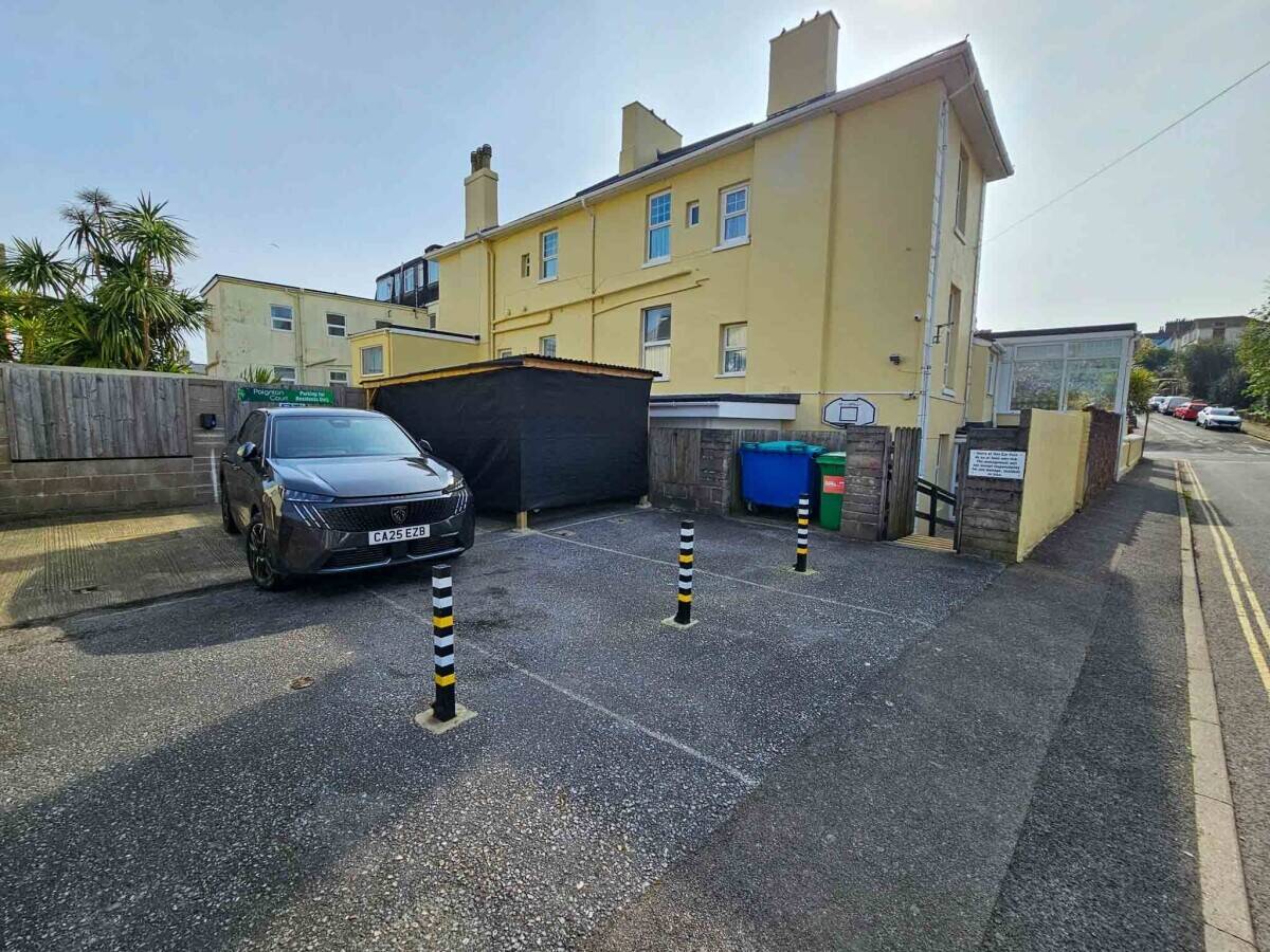 Profitable 15-Bedroom En-Suite Hotel Near Beach & Town Centre Photo 14