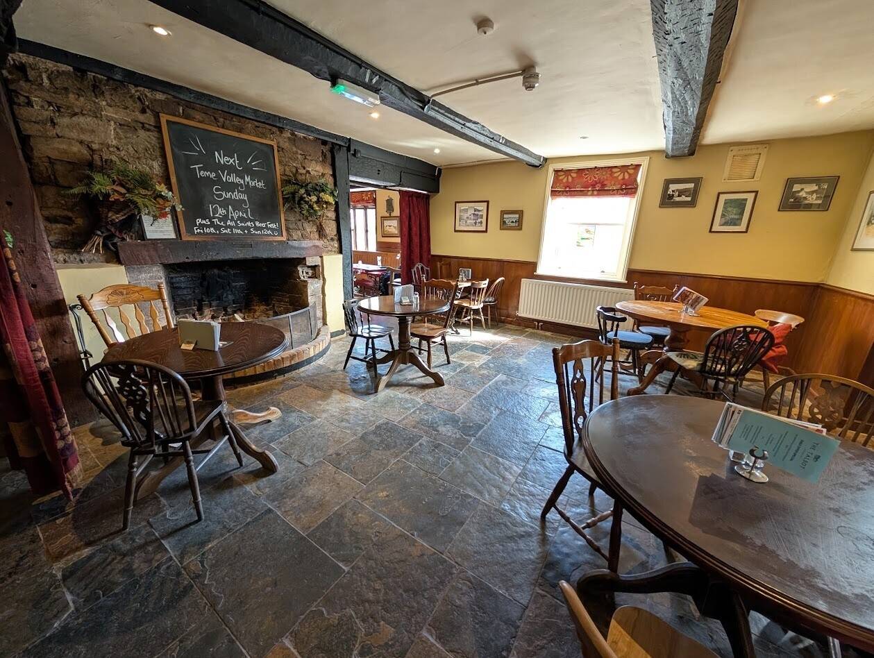 WORCESTERSHIRE/HEREFORDSHIRE BORDER - RIVERSIDE INN SET IN 2.7 ACRES