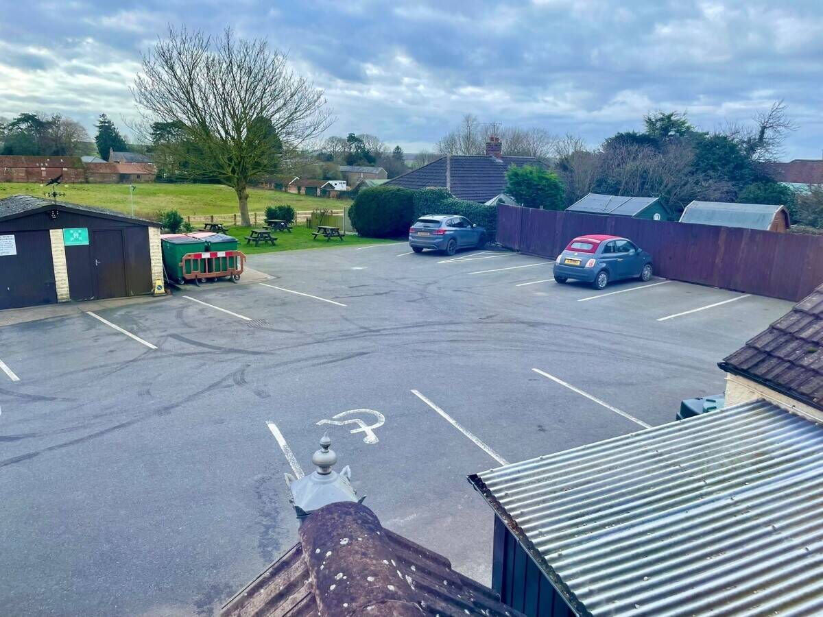 LINCOLNSHIRE - IMMENSELY SUCCESSFUL PUB ADJACENT TO HUMBERSIDE AIRPORT