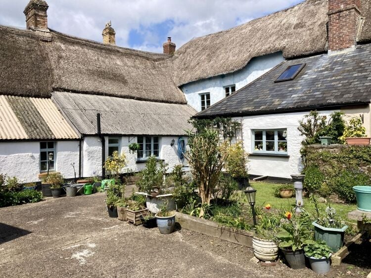 VERSATILE GUEST HOUSE offering WRITING RETREATS