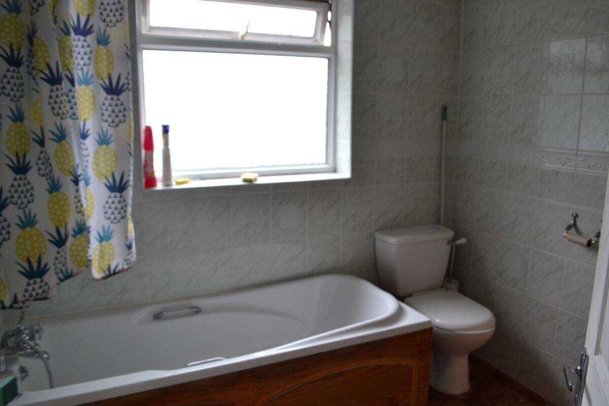 Closed Fish & Chip with Spacious 3-Bed Accommodation & Parking Photo 14