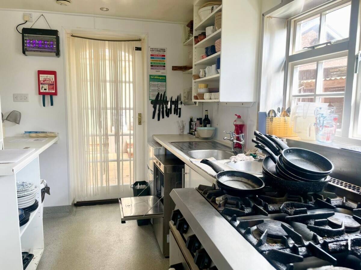 LINCOLNSHIRE - 5 BEDROOM PUB WITH DETACHED BREWERY
