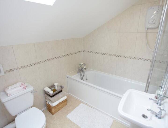 NORFOLK - FOOD-LED COUNTRY PUB WITH LARGE CAR PARK AND THREE LETTING ROOMS