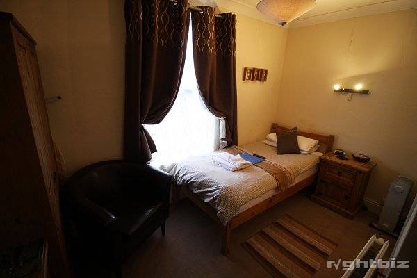 A successful 7-8 bedroom guest house in busy town in Wiltshire. Retirement Sale. Photo 15