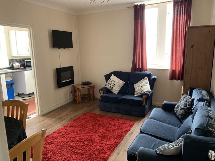 FREEHOLD B&B OR SELF CATERING APARTMENTS WITH LICENSED BAR & RESTAURANT IN PEMBROKE DOCK