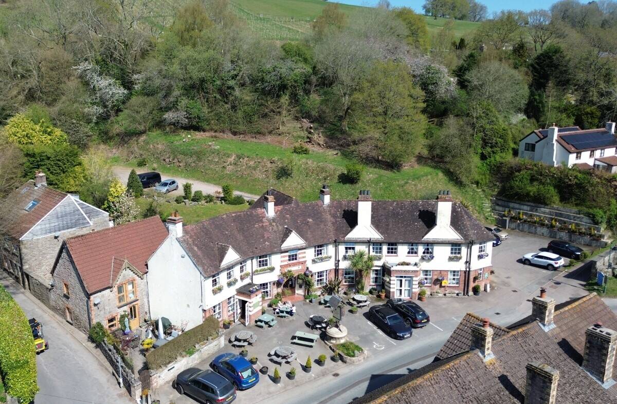MONMOUTHSHIRE - RIVERSIDE VILLAGE HOTEL, EXCEPTIONAL INN OF ARCHITECTURAL APPEAL Photo 15