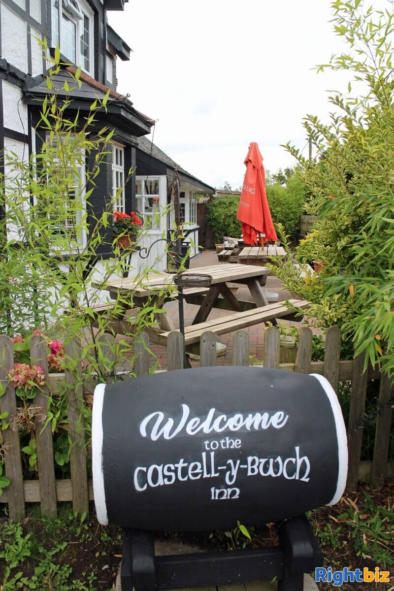 GWENT - WELL KNOWN FOOD LED COUNTRY PUB WITH PANORAMIC VIEWS OF SURROUNDING COUNTRYSIDE