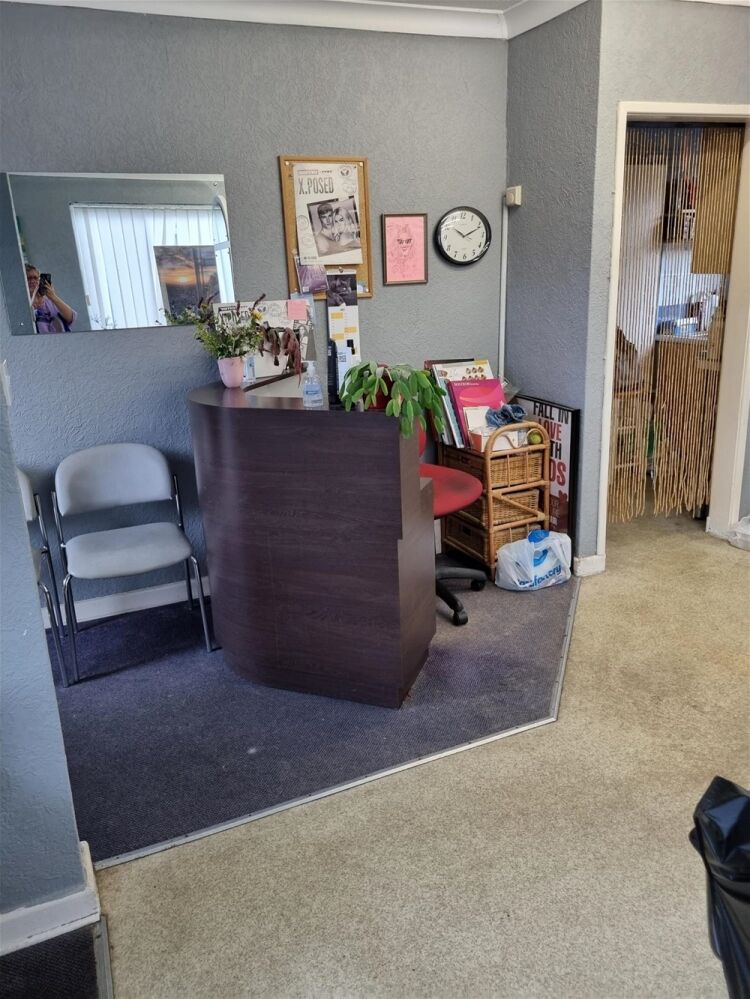 FREEHOLD UNISEX HAIR SALON in prosperous commuter village suburb LINCOLN