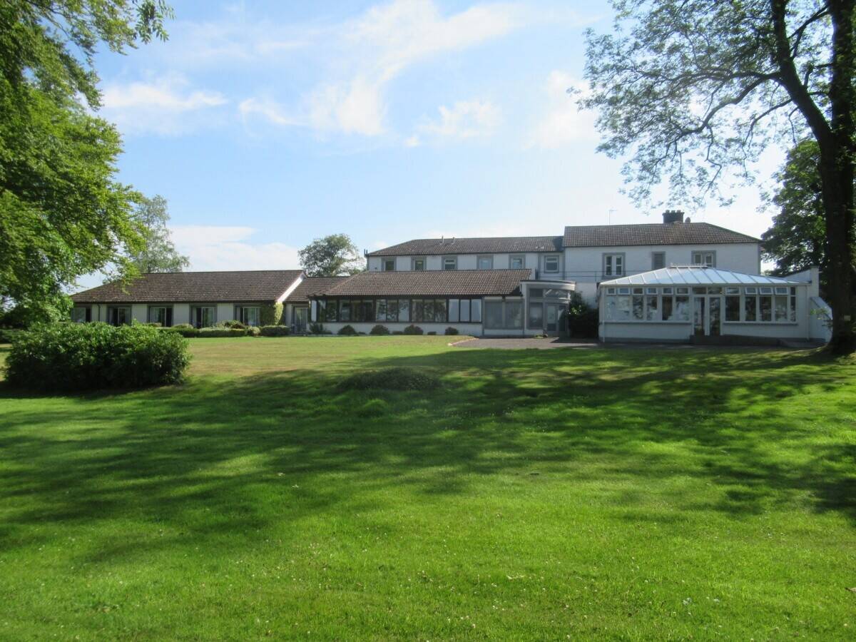 Strategically located, highly profitable 29-bedroom country house hotel Photo 14