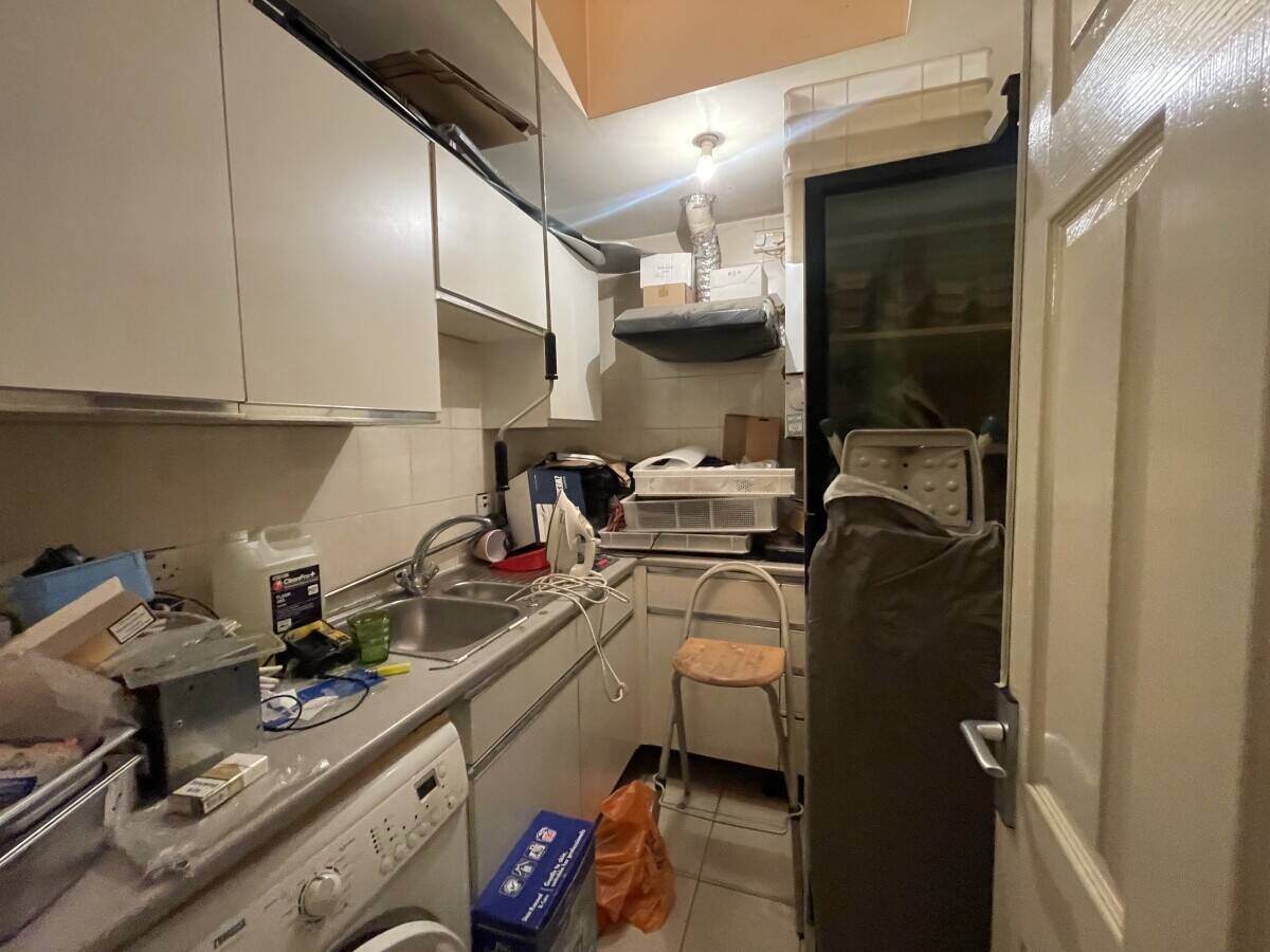 Fully equipped and well established Italian restaurant with one bedroom flat above it Photo 15