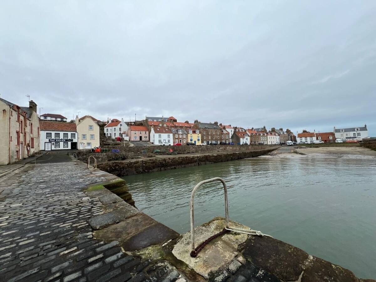 Harbour side restaurant and bar in sought after location (ref 1643)
