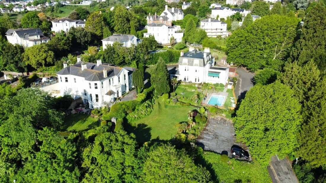 An Elegant Victorian Guest House with 18 Bedrooms