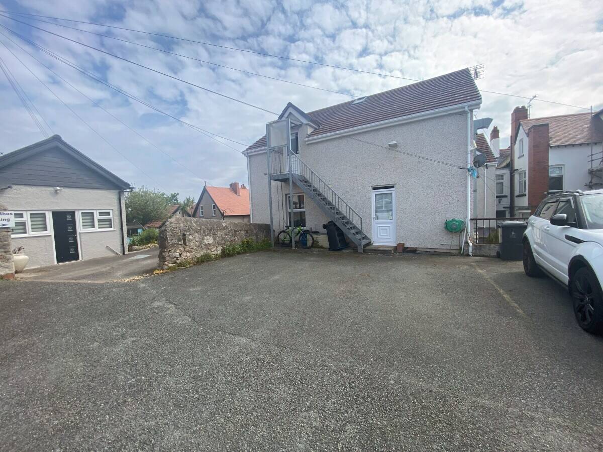 CONWY - 13 BEDROOM GUEST HOUSE IN CHARMING SEASIDE TOWN Photo 14