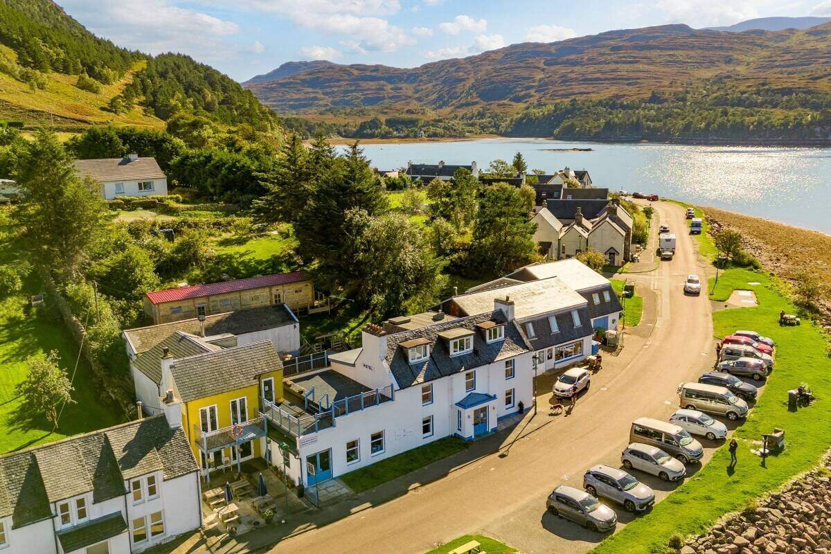A popular Highland hostelry in an outstanding location on the NC500, Shieldaig (ref 1699)