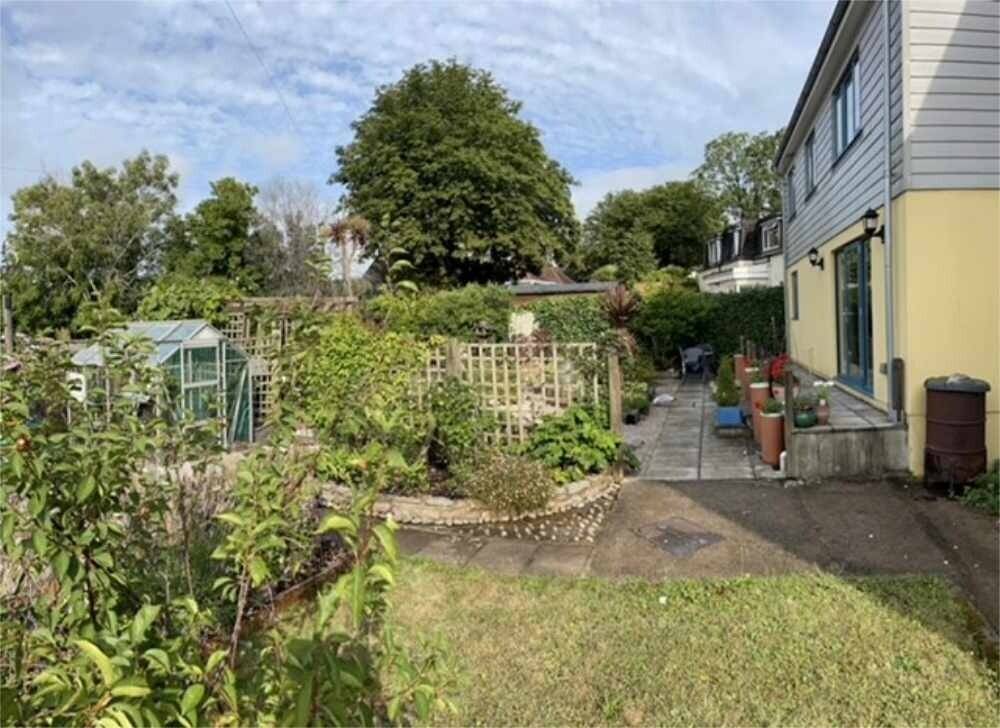 A Luxurious 7 Bedroom Guest House for sale Photo 15