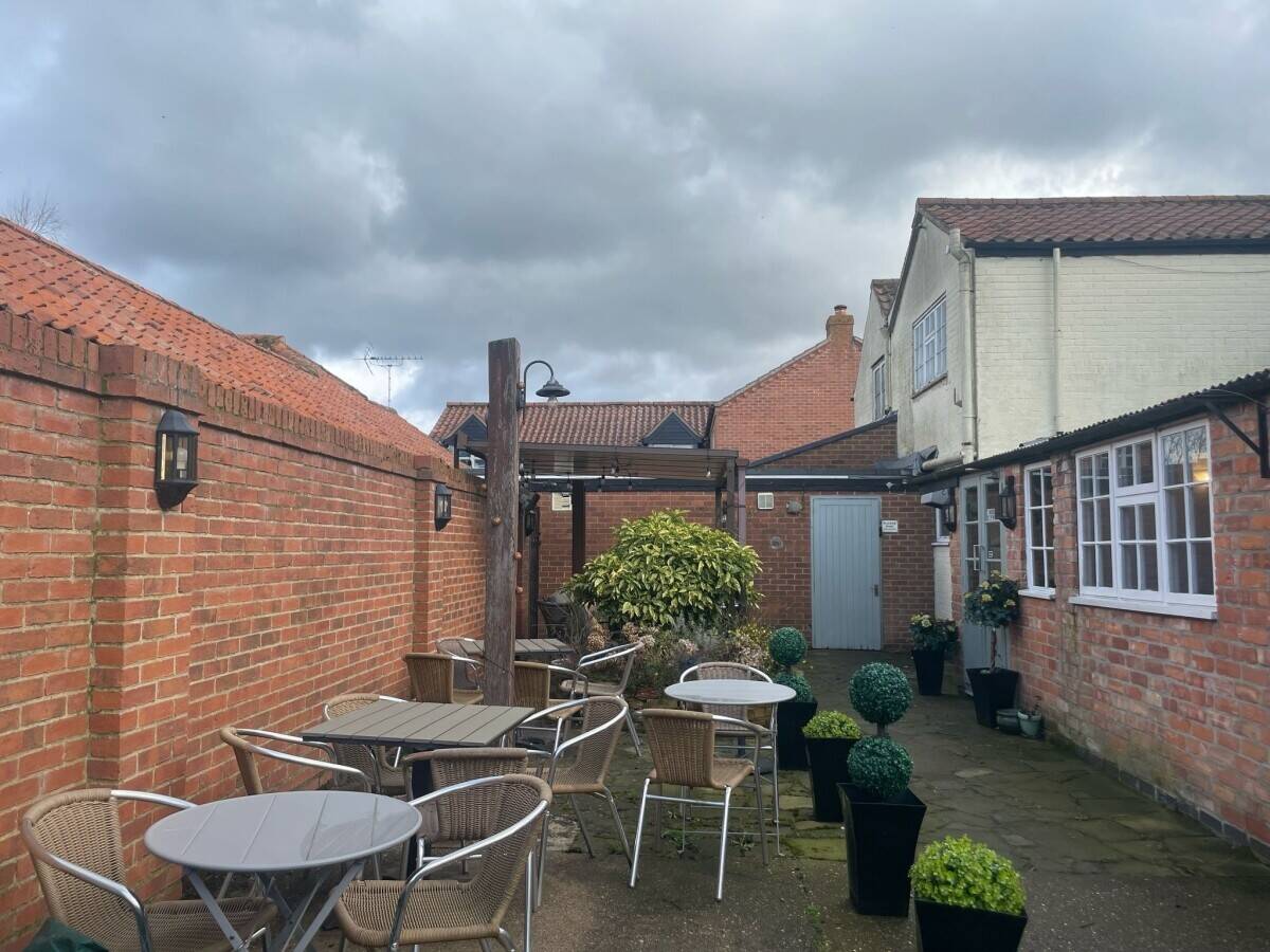 NOTTINGHAMSHIRE - THREE BEDROOM CHARACTER PUB & RESTAURANT