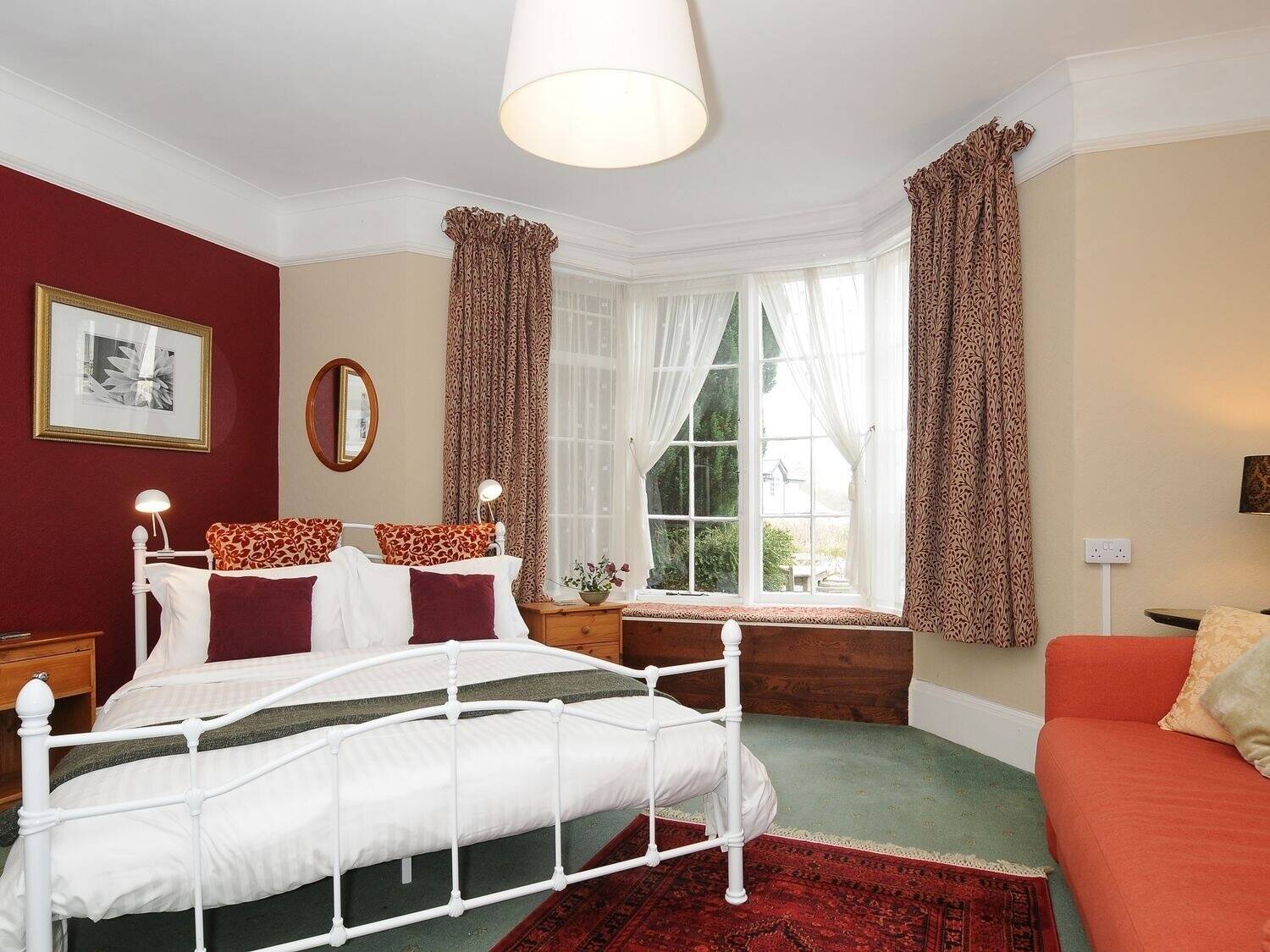 DEVON – ESTABLISHED HOTEL CLOSE TO THE CORNISH BORDER AND MAJOR TRUNK ROAD