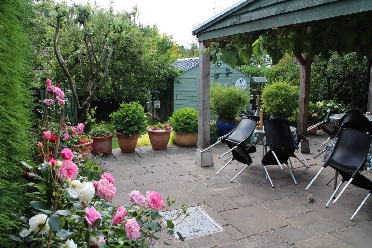 HEREFORDSHIRE - RENOWNED ‘BLACK & WHITE’ VILLAGE CENTRE RESTAURANT WITH SEPARATE OWNERS' HOME
