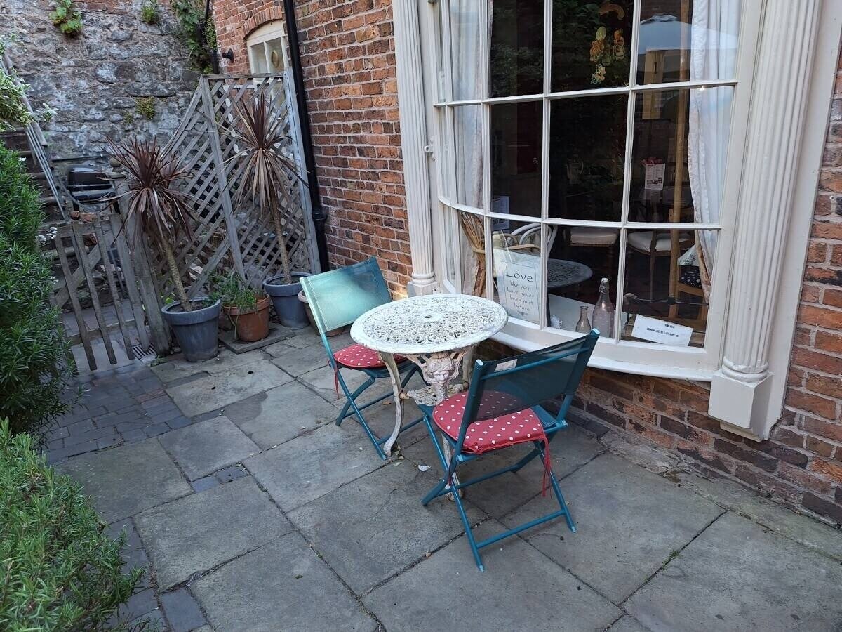 Quintessential cafe/tea room with huge potential