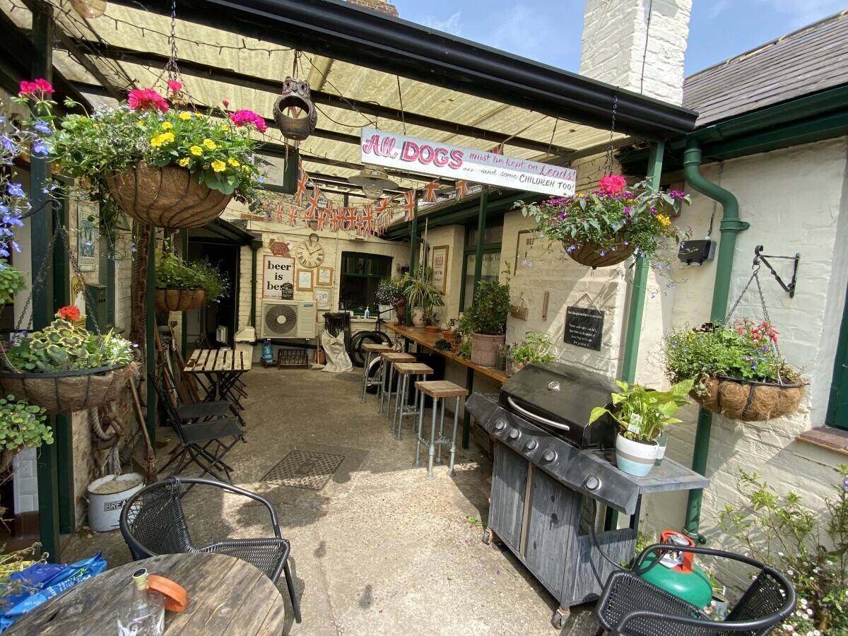 Wet led Freehouse pub for sale in Faversham Kent Photo 15