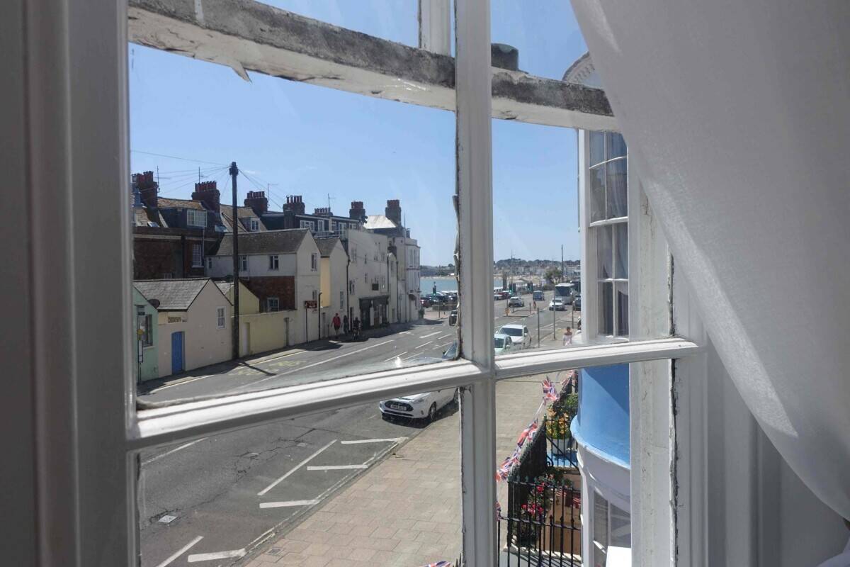 Stylish Seaside Guest House with Sub-Tropical Private Garden For Sale in Weymouth Photo 15