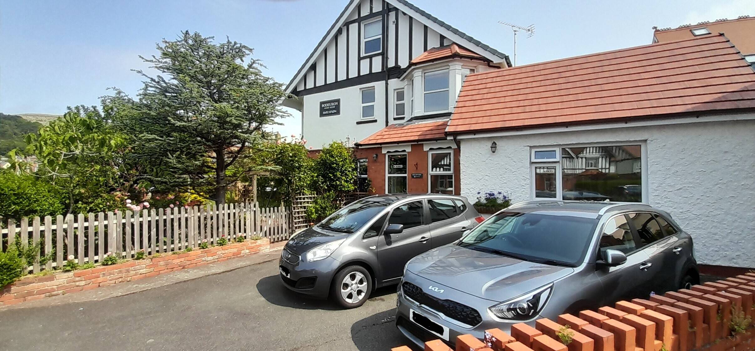 CONWY - DETACHED SIX BEDROOM GUEST HOUSE IN THE SEASIDE TOWN OF LLANDUDNO