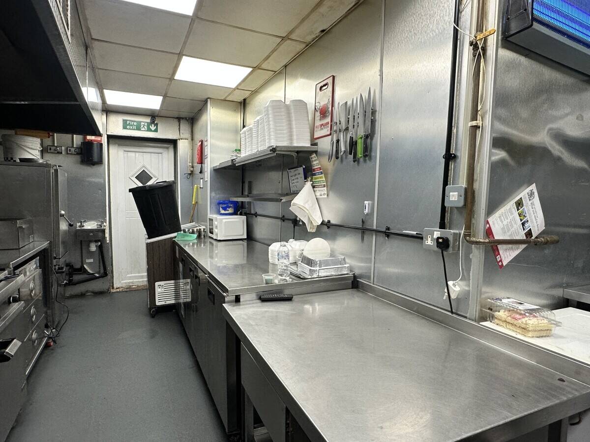 BURGATING PERI PERI &ndash; A WELL-ESTABLISHED TAKEAWAY IN CASTLEFORD TOWN CENTRE