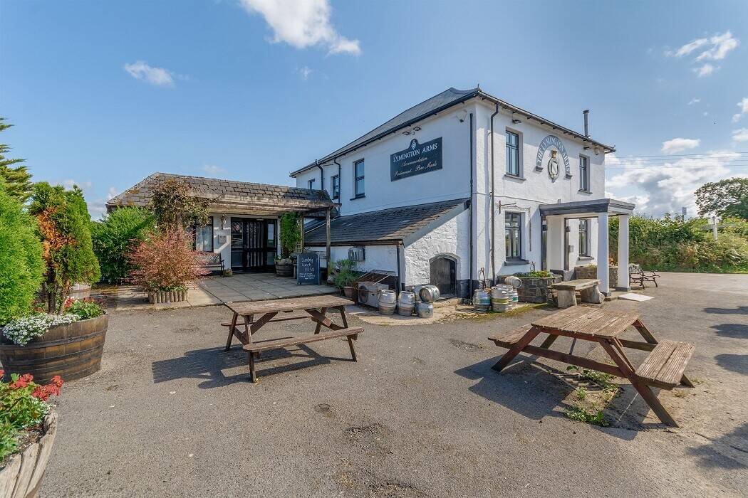 Detached Character Devon Country Pub Set In 0.5 Of An Acre With 4 Bedroom Accommodation Photo 15