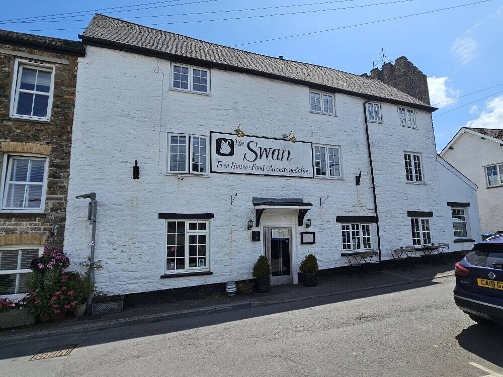 Immaculate & Extremely Profitable Devon Country Inn With 3/4 Letting Bedrooms & Owners Apartment