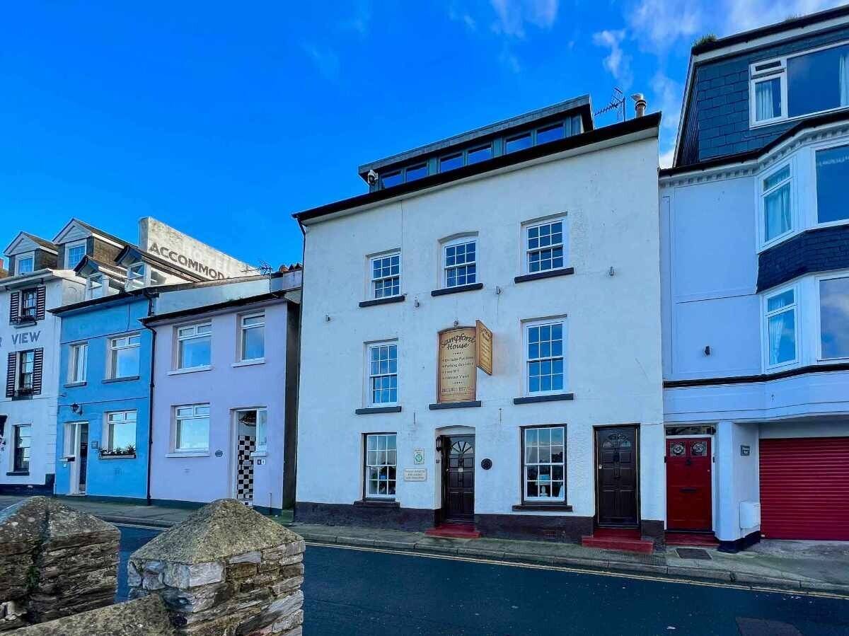 A Beautifully Presented 5 Bedroom 'Wow Factor' Guest House with Exceptional Forward Bookings