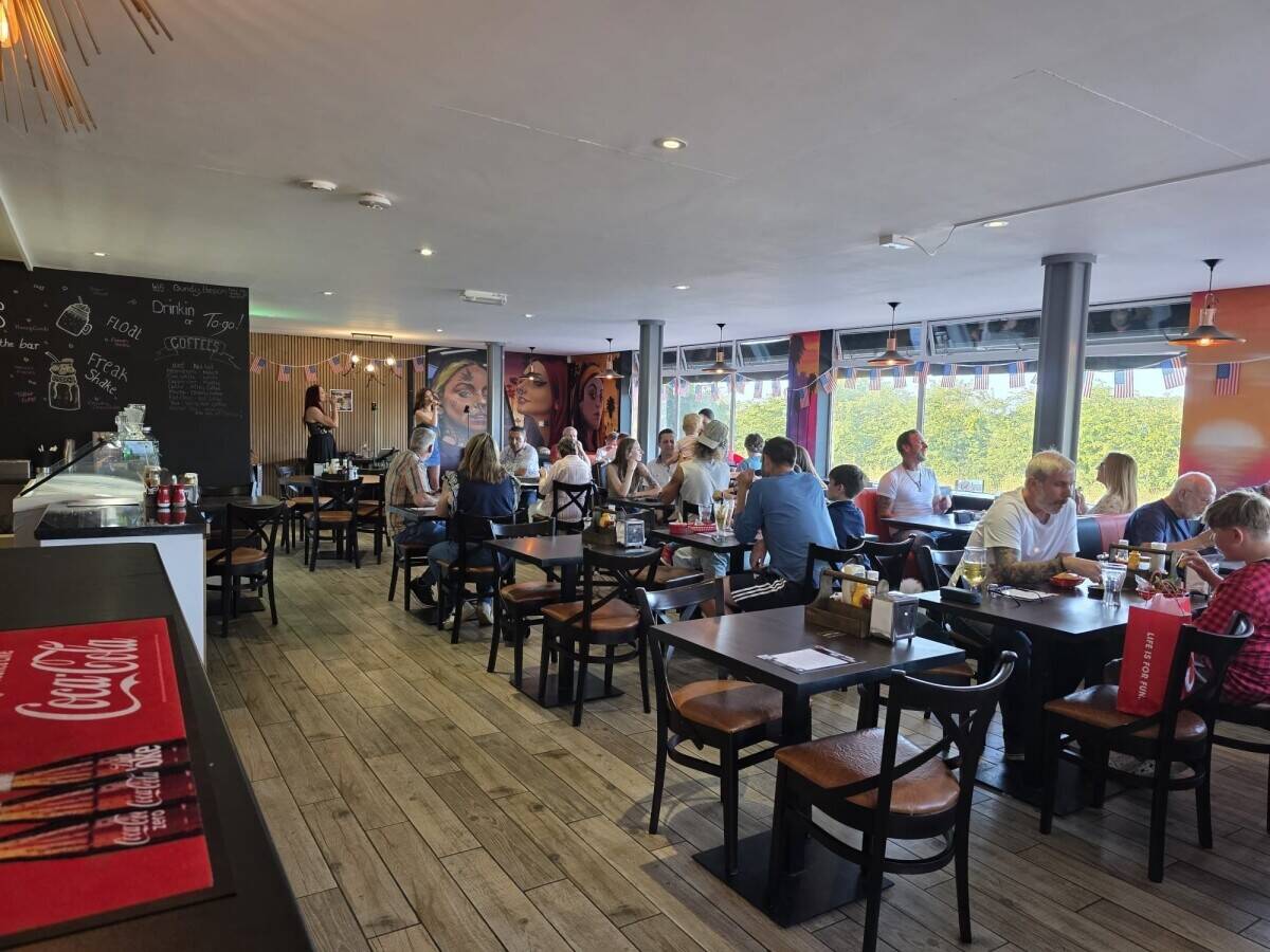 Modern American Diner on prime main road location Photo 15